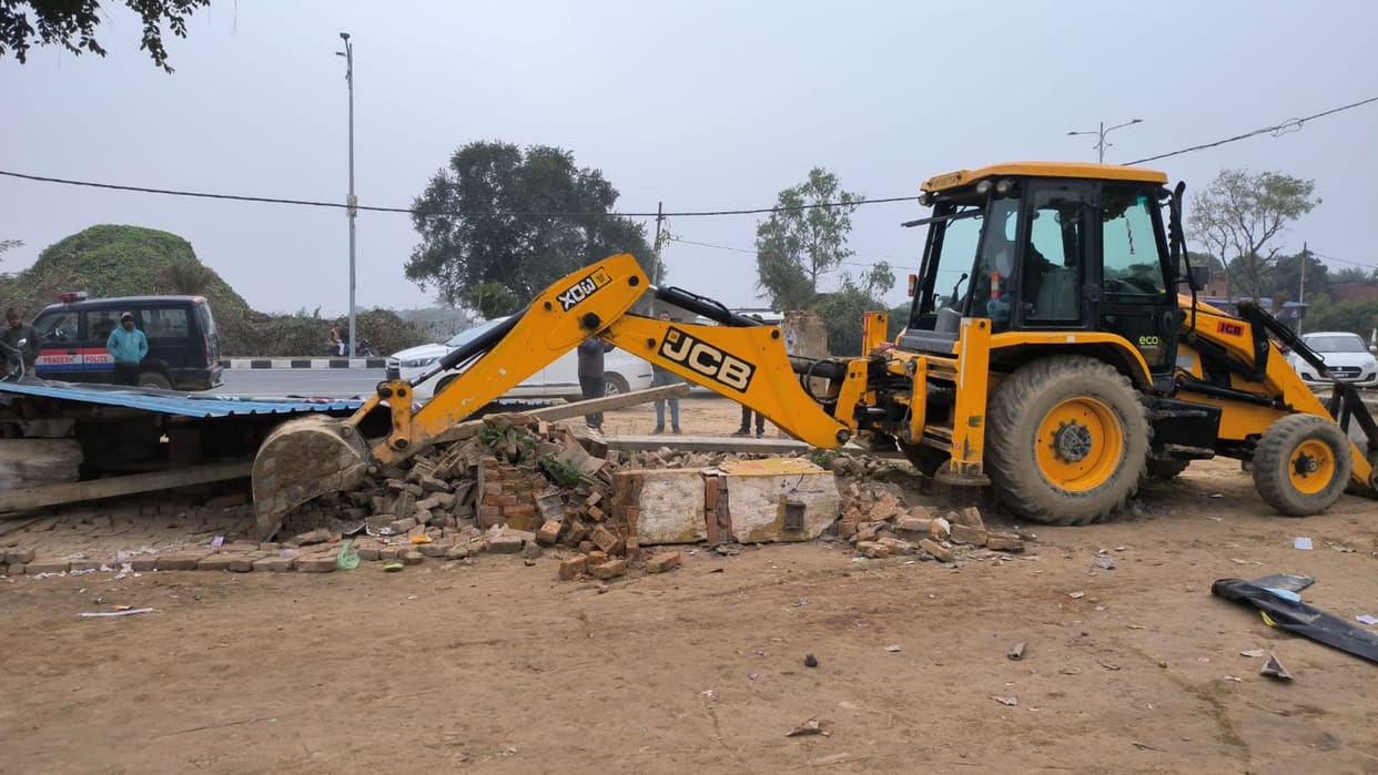 Bulldozer fired on construction done on disputed land of BSP candidate, candidate in Phulpur by-election.