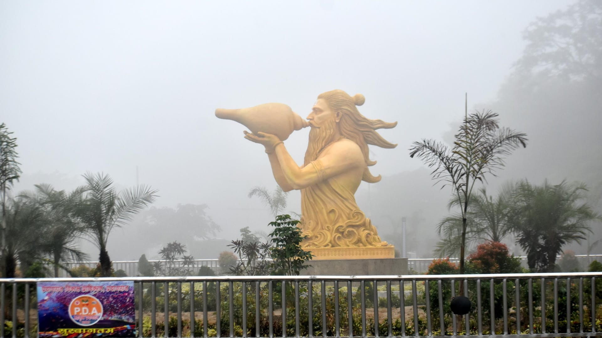 शंख की ध्वनि आध्यात्मिक शक्ति से संपन्न होती है।