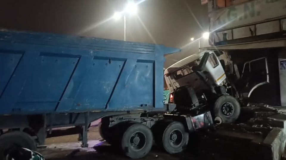 An uncontrolled dumper hit a Max in Saadabad, Hathras