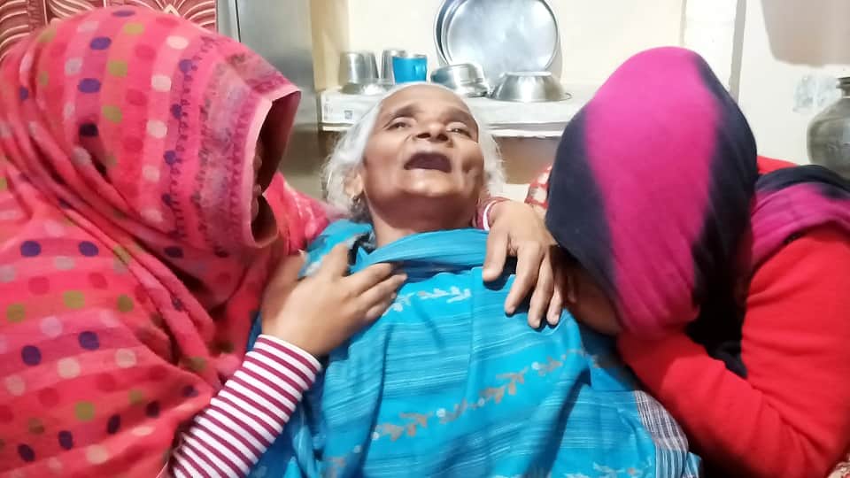 husband hanging from a noose in the room dead body of wife found on the bed In Agra
