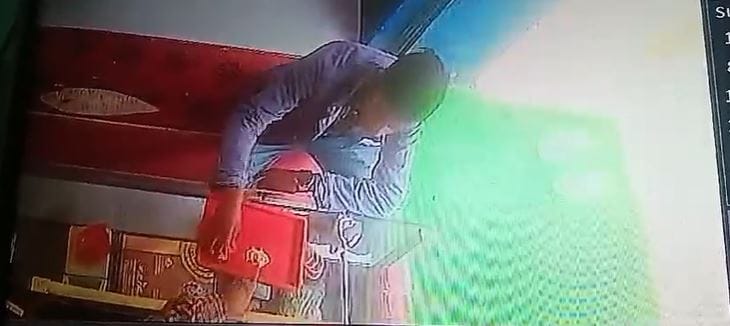 jeweler mistook customer for precious jewels and his act left everyone stunned loss of lakhs in a moment