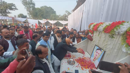 श्रद्धांजलि देते प्रदेश अध्यक्ष अजय राय