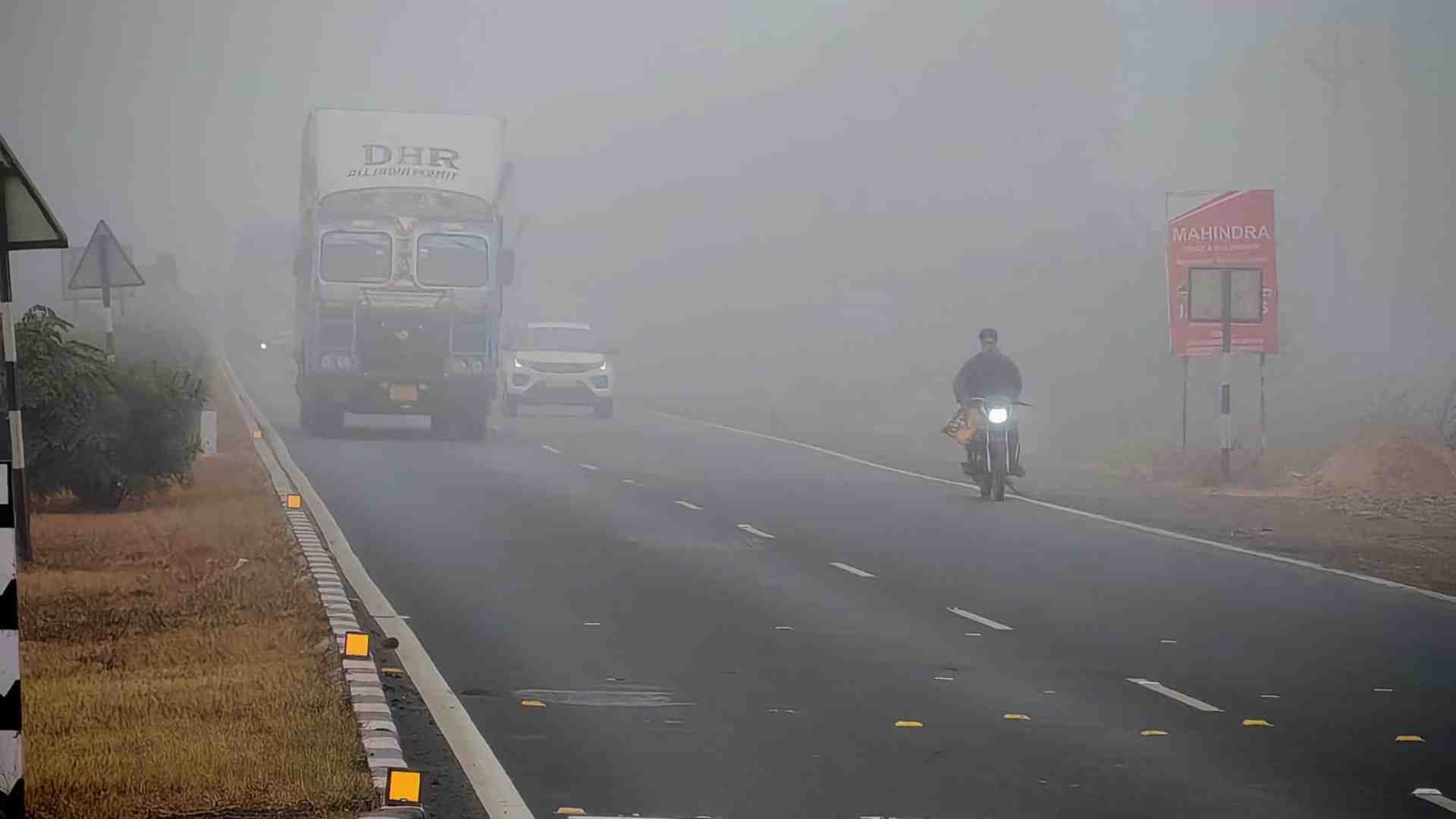 हाईवे पर छाया कोहरा।