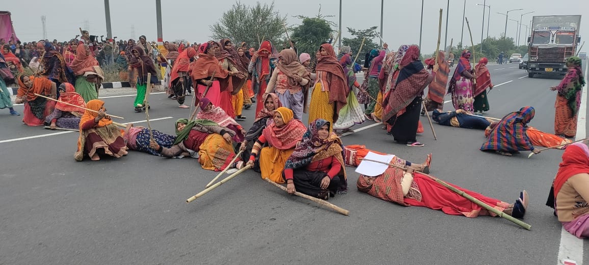 Farmers' protest continues on Inner Ring Road women lay down on road