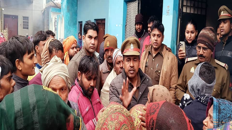 husband hanging from a noose in the room dead body of wife found on the bed In Agra