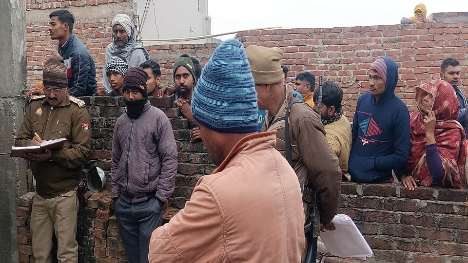husband hanging from a noose in the room dead body of wife found on the bed In Agra