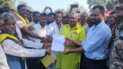 ज्ञापन सौंपते लोग