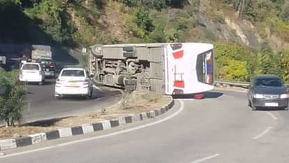 Himachal News Tourist bus overturned between Datyar-Jabli on Kalka-Shimla National Highway 5