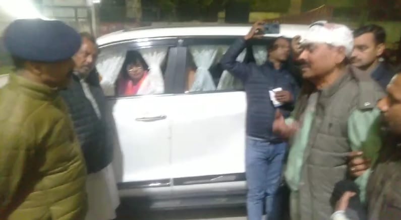 Minister Pratibha Shukla called police station incharge but he did not pick up so she went to police station