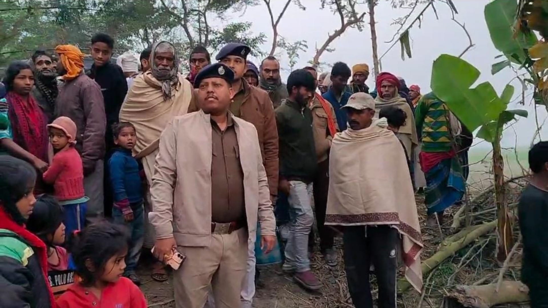 घटनास्थल पर मौजूद पुलिस और स्थानीय लोग