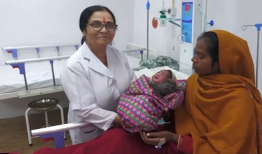 First delivery took place in the central hospital of the fair, woman does cleaning work in Mahakumbh.