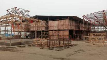 महाकुंभ के सेक्टर 18 में बन रहा यूक्रेन गलियारा।