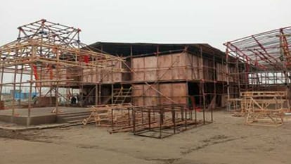 महाकुंभ के सेक्टर 18 में बन रहा यूक्रेन गलियारा।