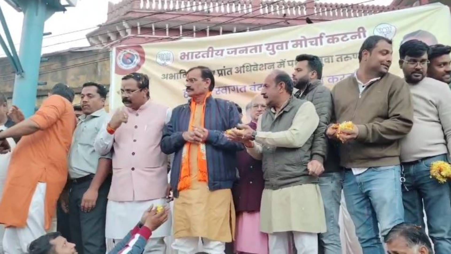 Katni News VD Sharma attended state convention of ABVP welcomed with flower throwing know what he said