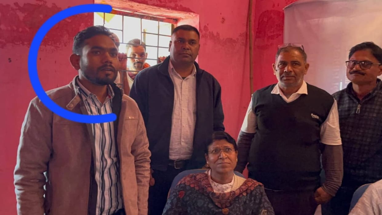Tikamgarh News Patwari arrested while taking bribe of ten thousand this is why he had demanded bribe