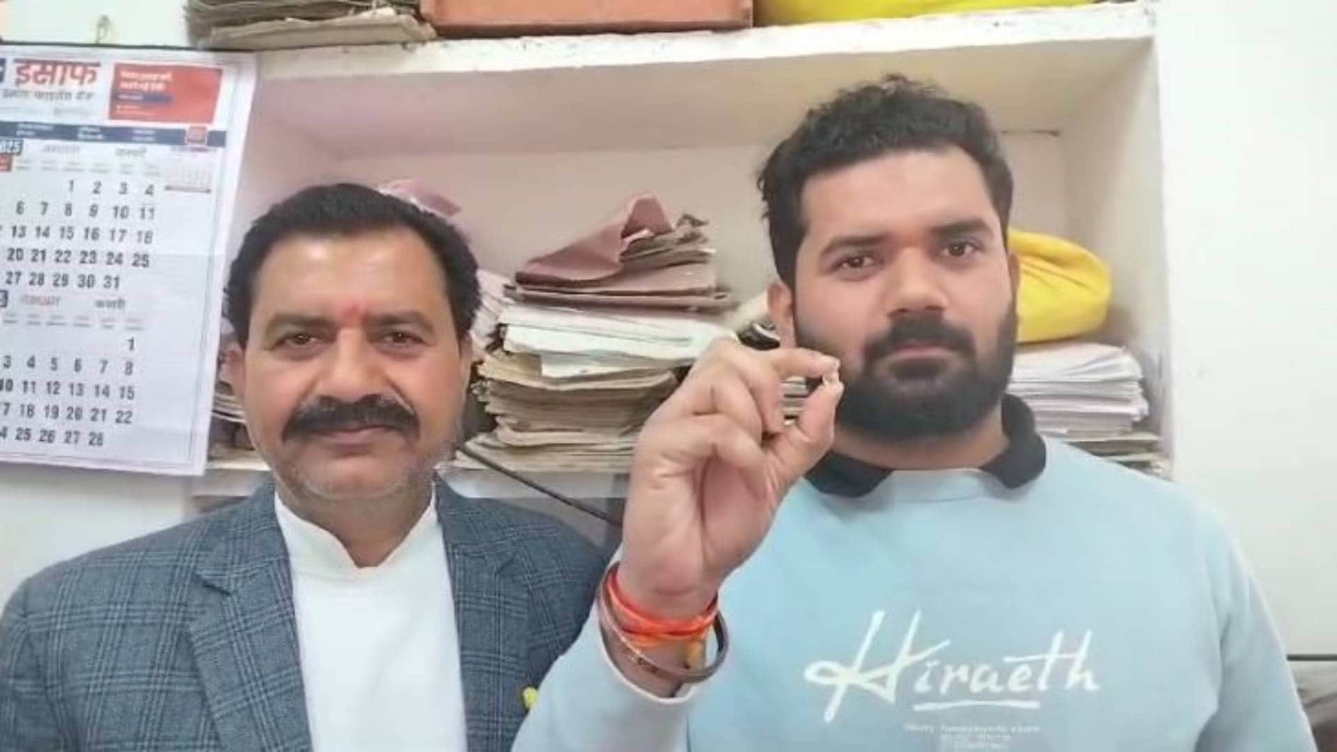 हाथ में हीरा लेकर दिखाता हुआ युवक