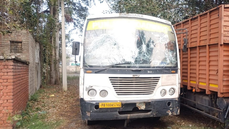 Nihangs attacked with kirpans on Punjab Roadways bus full of passengers driver injured