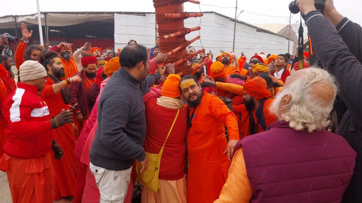 Mahakumbh: Religious flag installed on the sand amid chants of Har Har Mahadev, rituals begin