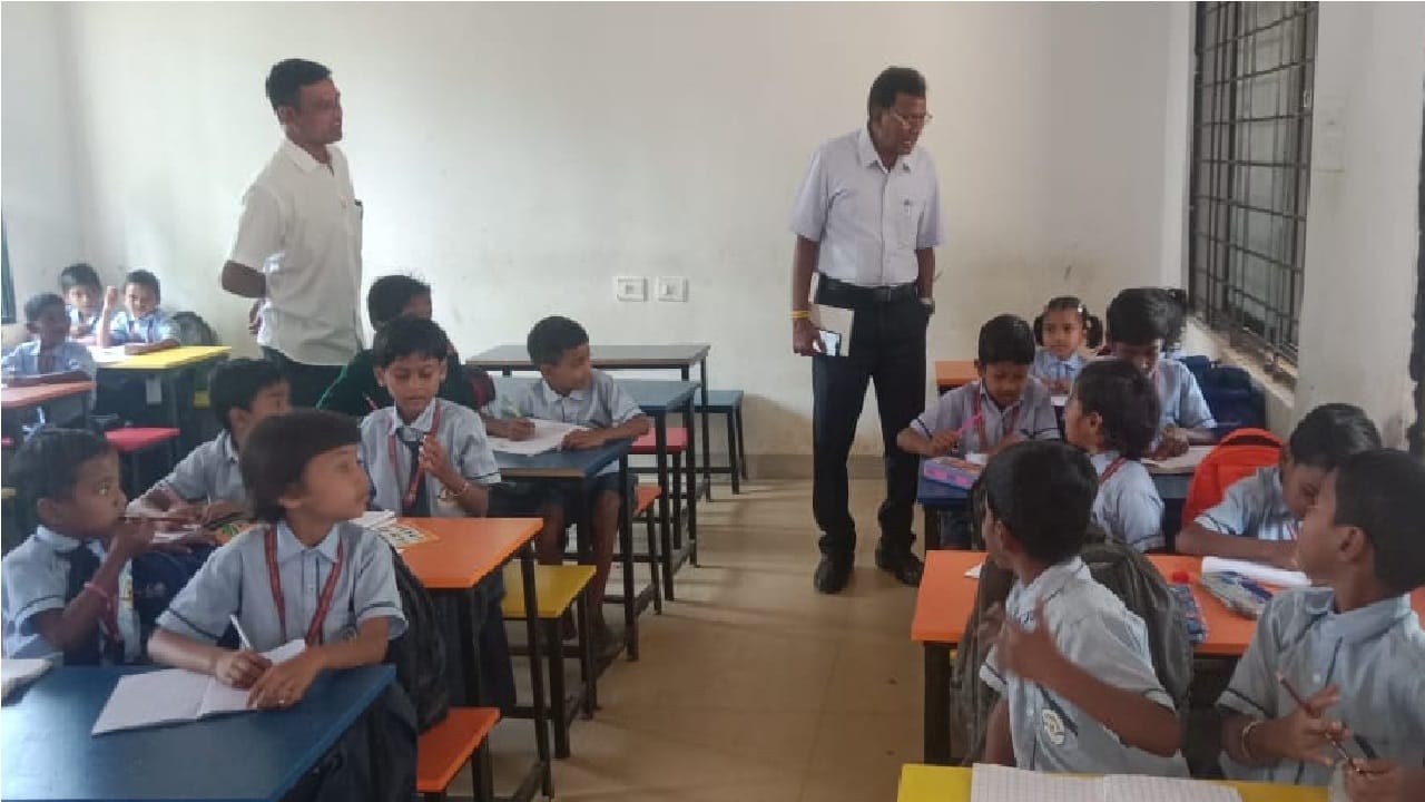 स्कूल में नदारद मिले कर्मचारी