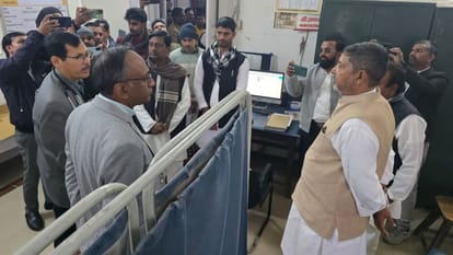 young man complained to MP virendra singh front of DRM CMS mandaliya hospital of railway