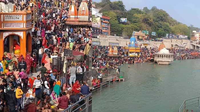 Somvati Amavasya bath today crowd of devotees gathered on banks of Ganga Haridwar Uttarakhand News