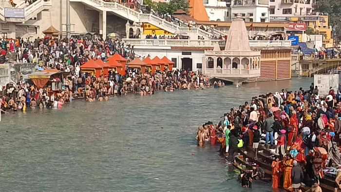 Somvati Amavasya bath today crowd of devotees gathered on banks of Ganga Haridwar Uttarakhand News