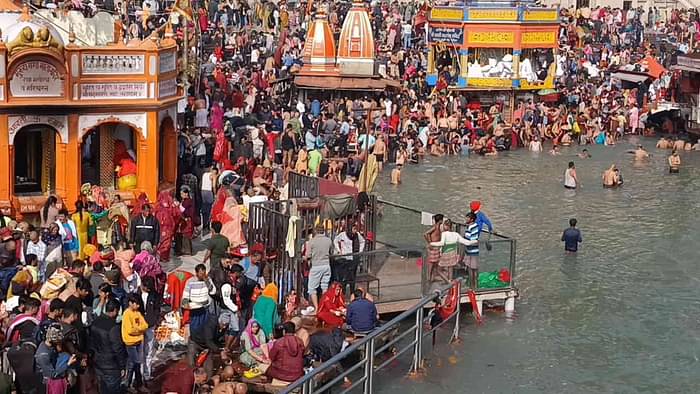 Somvati Amavasya bath today crowd of devotees gathered on banks of Ganga Haridwar Uttarakhand News