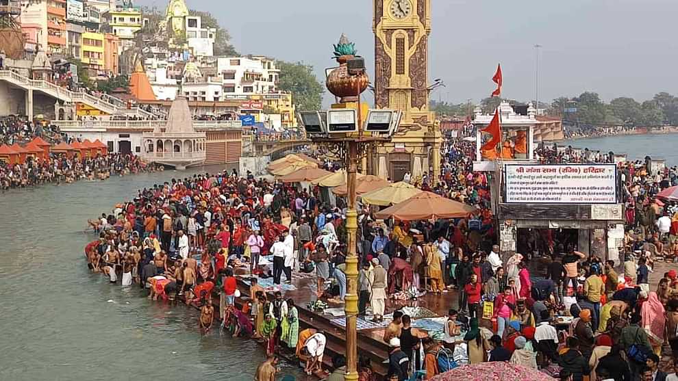 Somvati Amavasya bath today crowd of devotees gathered on banks of Ganga Haridwar Uttarakhand News