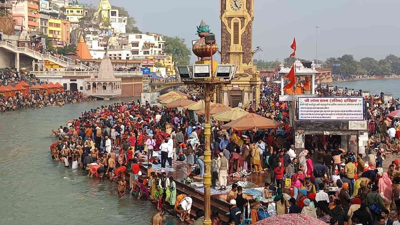 Somvati Amavasya bath today crowd of devotees gathered on banks of Ganga Haridwar Uttarakhand News