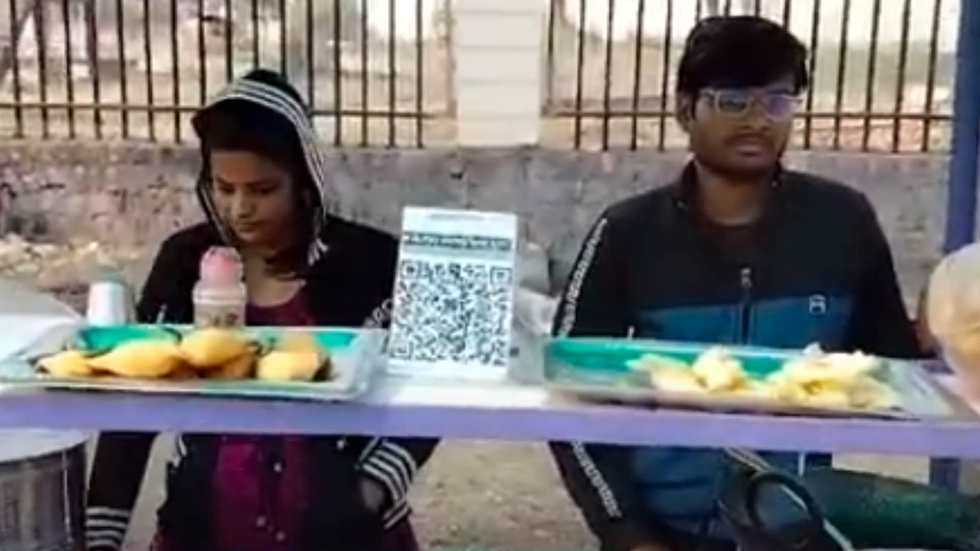 टीकमगढ़ में इंजीनियर पास युवक ने लगाया समोसे का ठेला