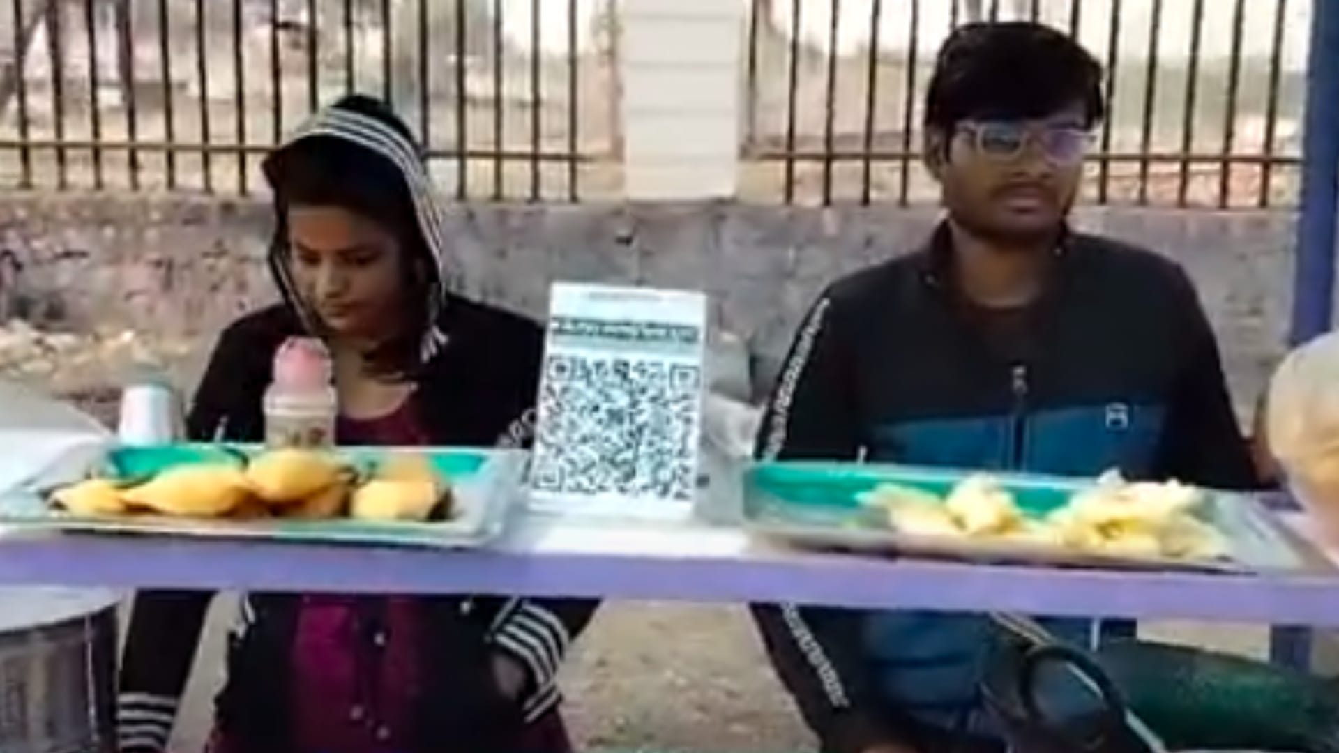 टीकमगढ़ में इंजीनियर पास युवक ने लगाया समोसे का ठेला