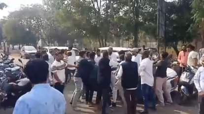 दो गुटों में मारपीट