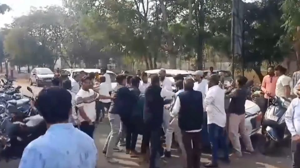 Clashes over welcoming Wakf Board Chairman Salim Raj sticks and rods used heavily in Mahasamund