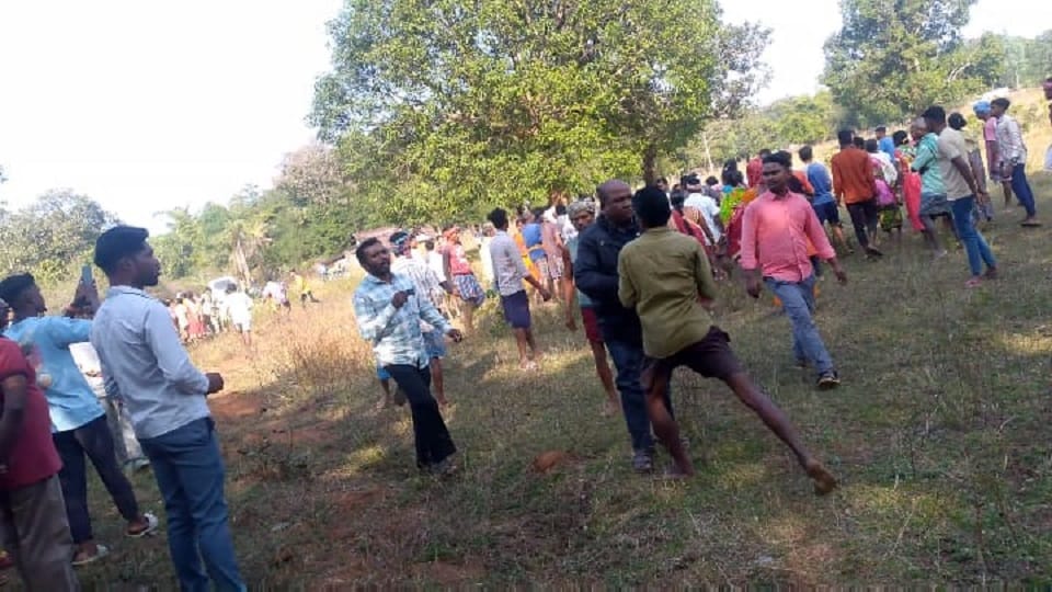 Two parties fight over burying the dead body police personnel who came to rescue the injured were also beaten