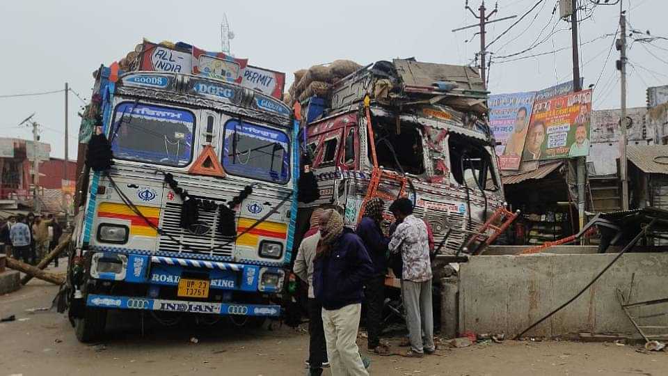 Two trucks collided in Sitapur police picket was also hit policemen had narrow escape