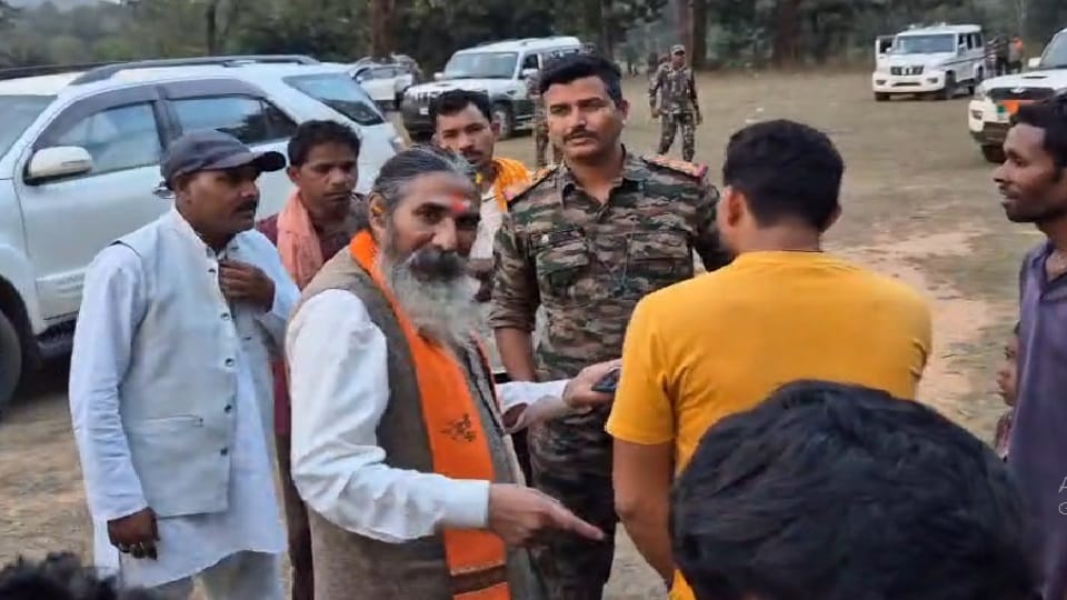 ठेकेदार को फटकार लगाते सांसद