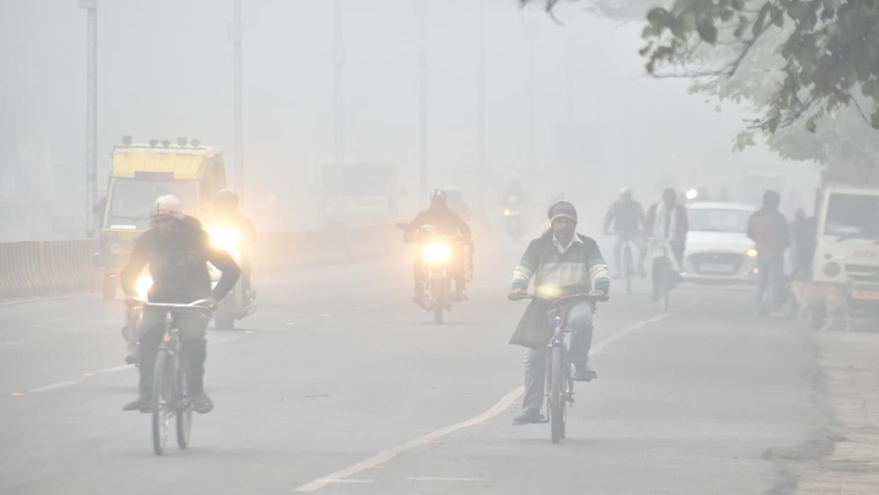 Prayagraj Weather: Dense fog increased problems, weather cleared as the day progressed