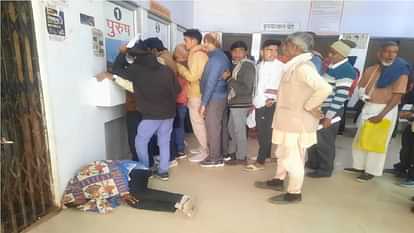 Patient standing in line to get medicine in medical college fainted and fell down
