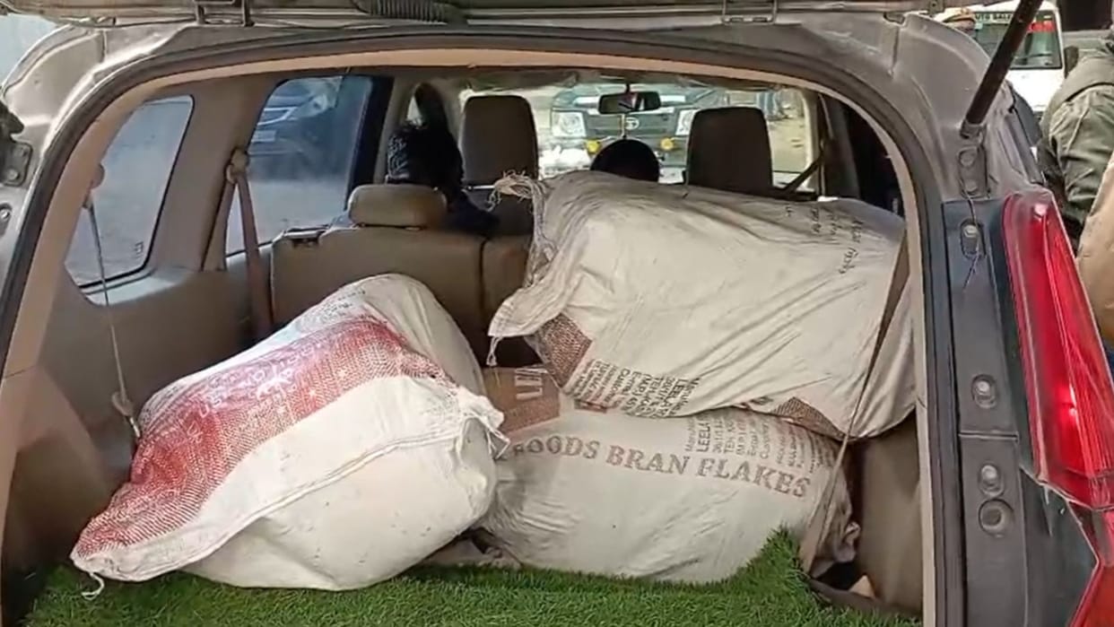 Police seized ganja worth fifty lakhs smuggler also arrested