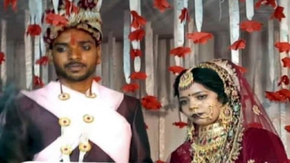 husband hanging from a noose in the room dead body of wife found on the bed In Agra
