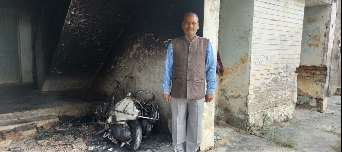 Two vehicles were set on fire in residential complex of Central Jail family narrowly escaped
