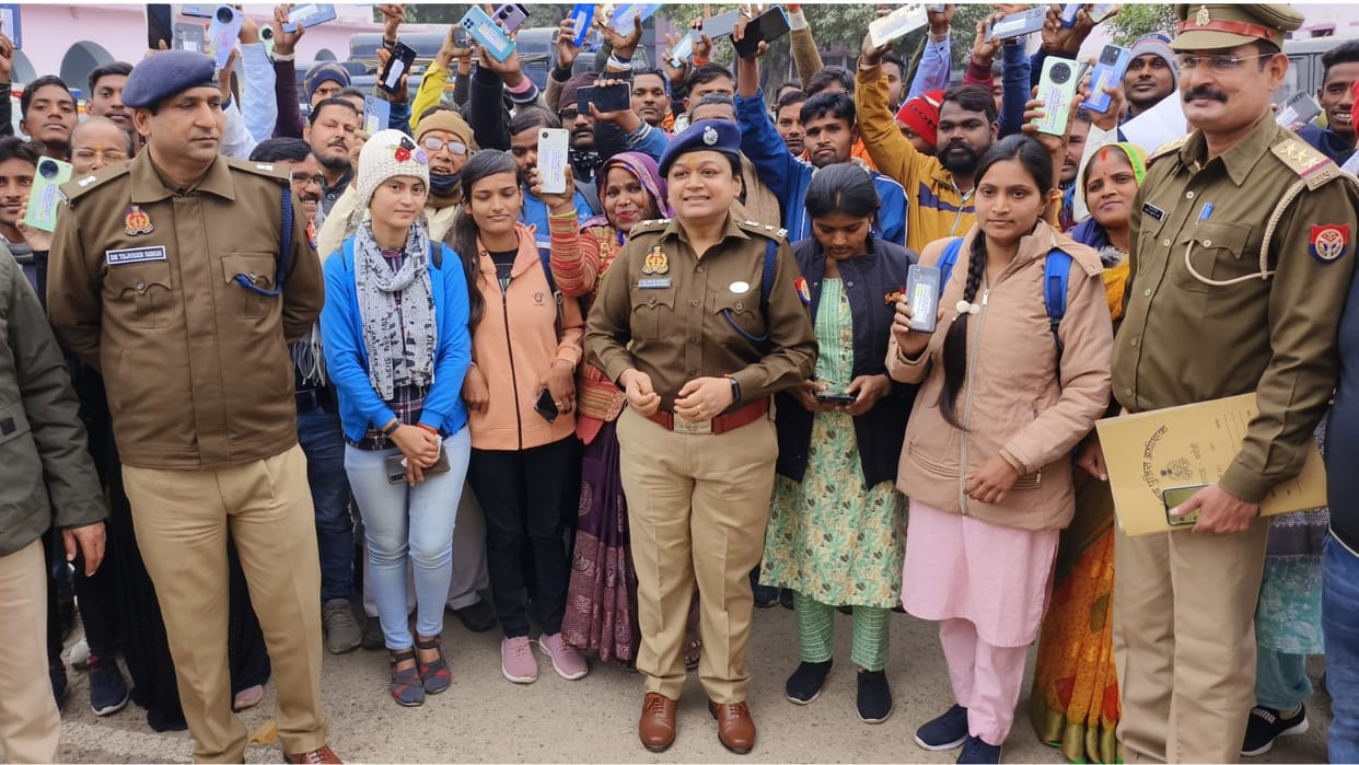 faces lit up getting lost mobiles Bhadohi police returned handsets 125 people everyone said thanks