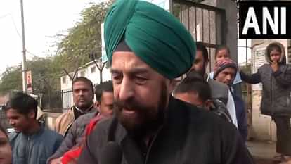 Delhi: भाजपा नेता ने झुग्गी बस्तियों में लगाए गोल्डन टॉयलेट वाले पोस्टर, कहा- रेवड़ी देकर केजरीवाल ले जाते... BJP leader put up posters of golden toilets in slums in Delhi