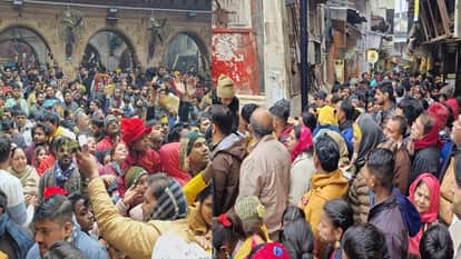 बांक बिहारी मंदिर में उमड़ी भक्तों की भीड़