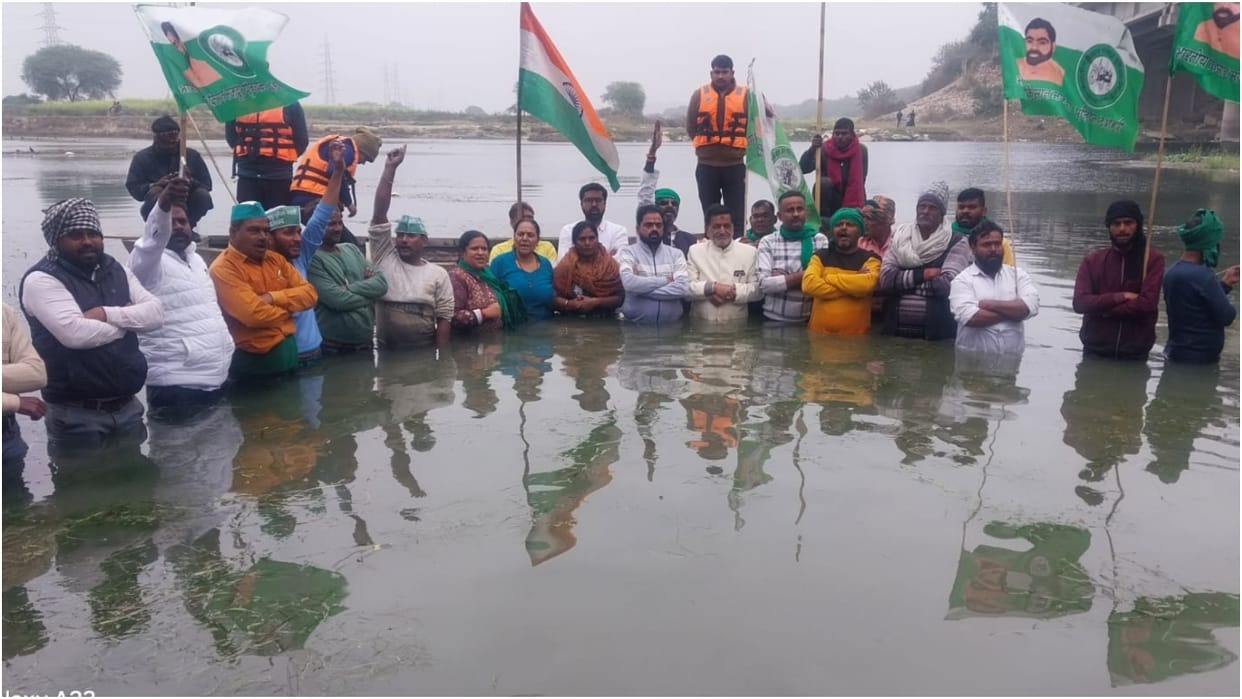 lakhimpur kheri farmers protest unique style by standing in gomati river