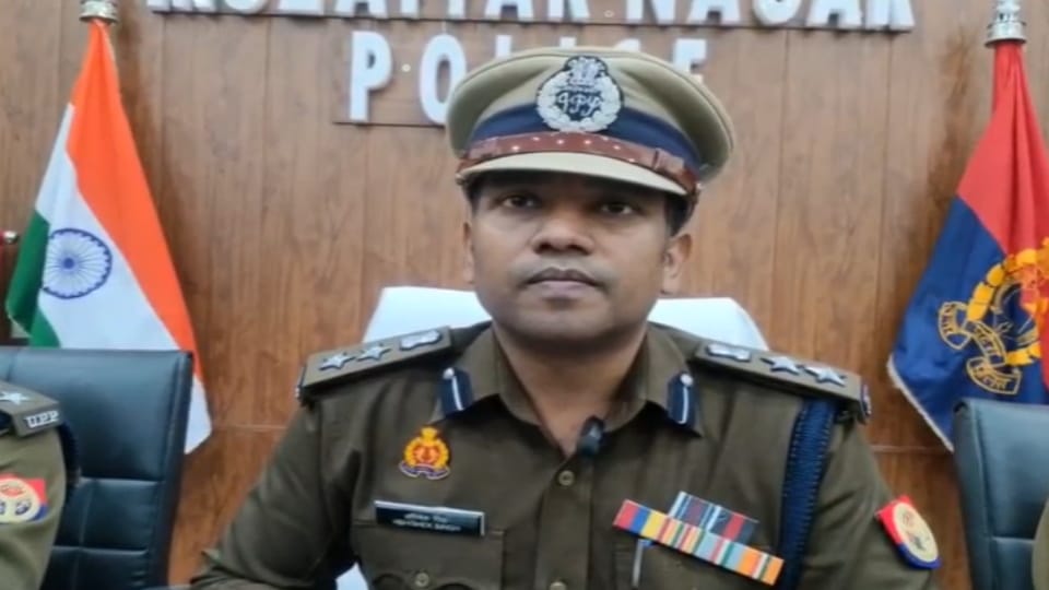 Accused arrested: Cigarettes worth 28 lakhs and cash worth 50.70 lakh rupees recovered, police team gets rewar