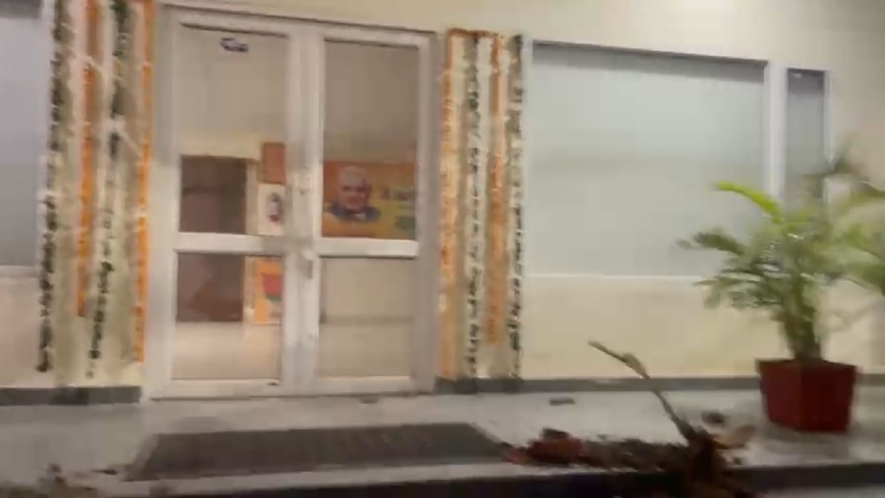 Youths were stopped from urinating on the wall of BJP office in Hisar, watchman was beaten up