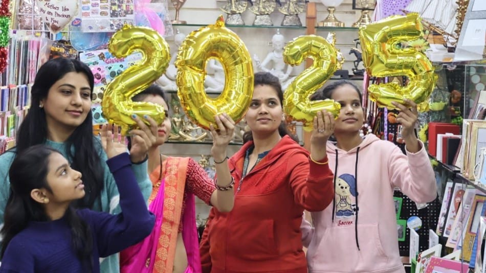 Indore News New Year 2025 celebrations religious events parties