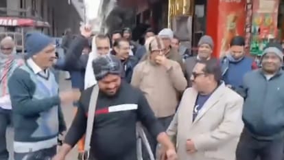 Shamli: Do not bargain; take out the money as told! Drug inspector suspended after viral video