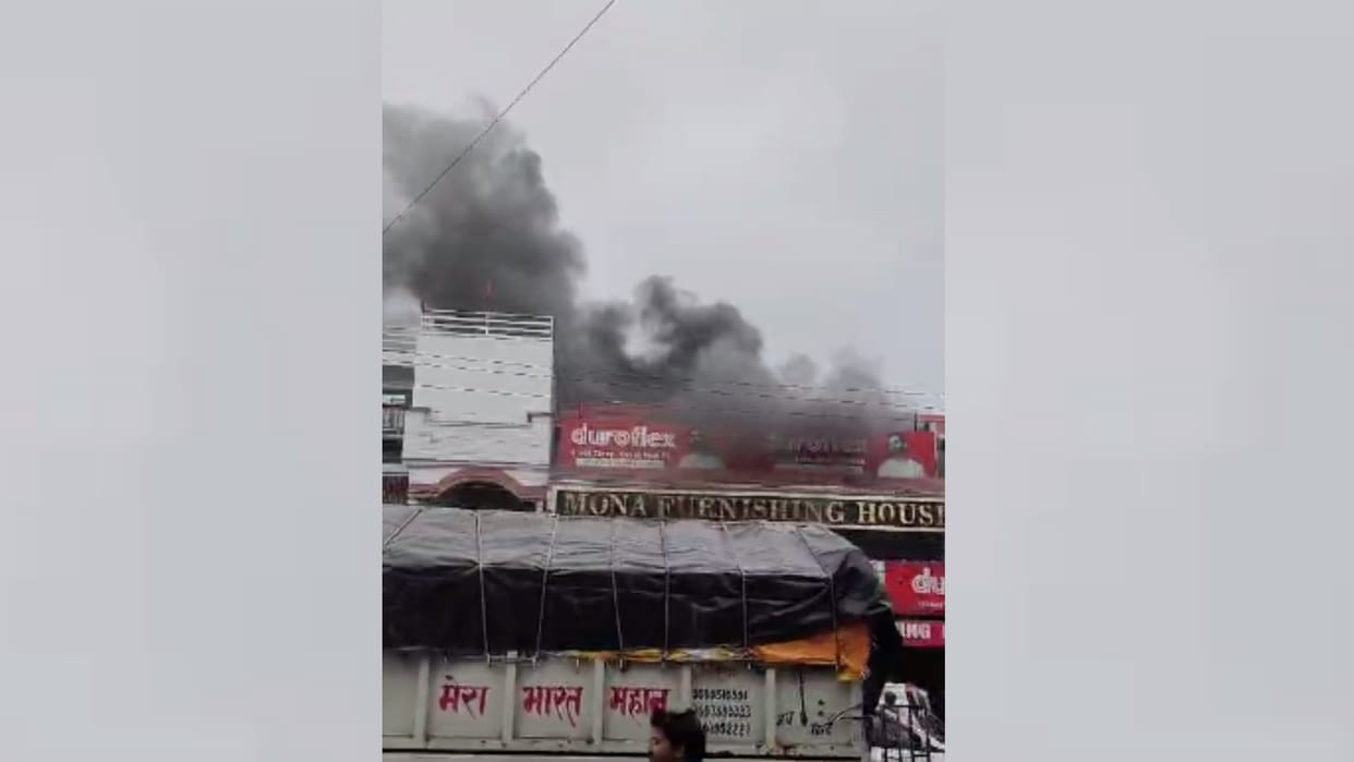 Fire broke out in a showroom in Mahanagar Lucknow.